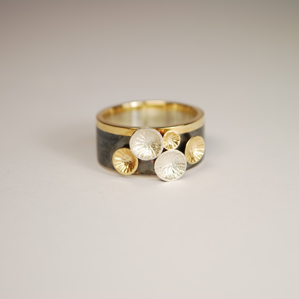 Sidabro žiedas su auksu iš kolekcijos "Pienių laukas". 